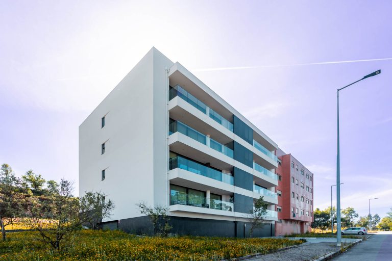 Veja o registo fotográfico profissional de um empreendimento residencial moderno em Canelas, Vila Nova de Gaia. A minha fotografia de arquitetura destaca a luz, a geometria das fachadas e a ambiência dos interiores.